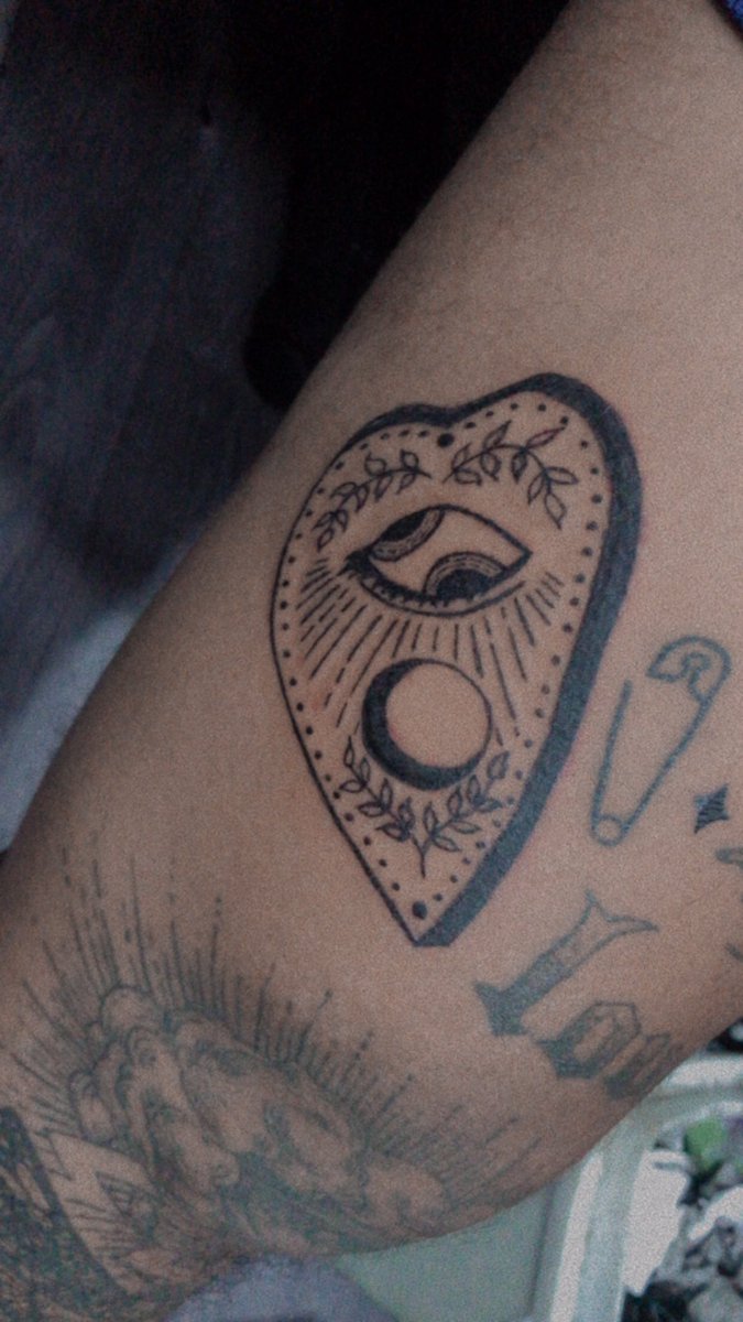 johnXmicah's tweet photo. Newbie on tattooing. https://t.co/kDGkO9VTu3