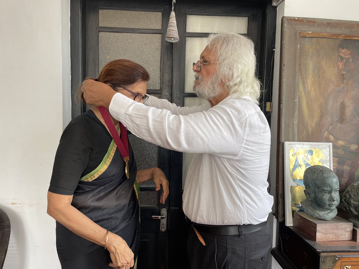 My father won an incredibly prestigious award. He then went on to dedicate it to my mum and there wasn’t a dry eye in the room. Please read this instagram.com/p/CbWH9G7I3_j/… <a href="/ICOMOS/">ICOMOS</a>