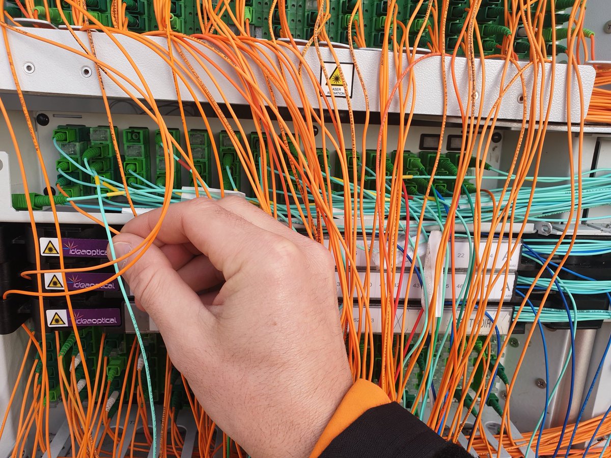 REC sur un PM à Colomiers (31). Après un week-end de passer 2 cordons de mauvais (OC tiers). Ici un technicien de SFR n'utilise pas la bonne couleur de cordon et ne s'embête pas à le passer correctement. Le non respect de notre travail m'exaspère au plus haut point! #arcep #SFR