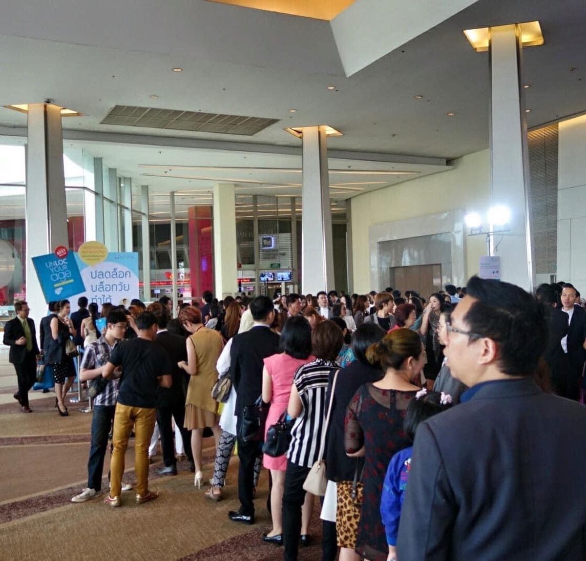 Doctorsfavors's tweet photo. แฟนหนังสือมาพบนักเขียน 
คุณหมอของเราค่ะ 😍
ที่ royal paragon hall ตอนนี้ตามร้านหนังสือหมดแล้วค่ะ แต่ที่เรายังพอมีบ้างค่ะ 
สนใจสอบถามได้ค่ะ😍#thedoctor #หมอต้น #แพทย์จุฬา #antiaging #USA #americanboard #ภาพเก่าเล่าใหม่ https://t.co/OCjPxDqLb6