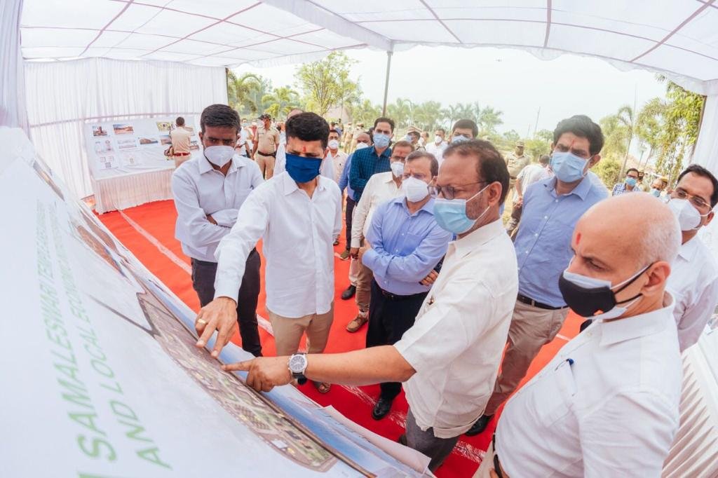 CMO_Odisha's tweet photo. As directed by CM @Naveen_Odisha, a high level delegation led by @SecyChief Suresh Chandra Mahapatra and Secretary to CM (#5T) V K Pandian, @PWD_Odisha Secy VV Yadav and other senior officials visited and reviewed the progress of #SAMALEI Project in #Sambalpur. https://t.co/QSs0Z9IaG9