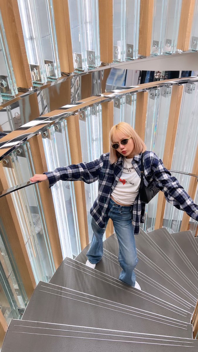 tt_l327's tweet photo. โคตรแสบเลย ต้าว 😎

#LISA #LALISA https://t.co/Rf1wNwGUsv