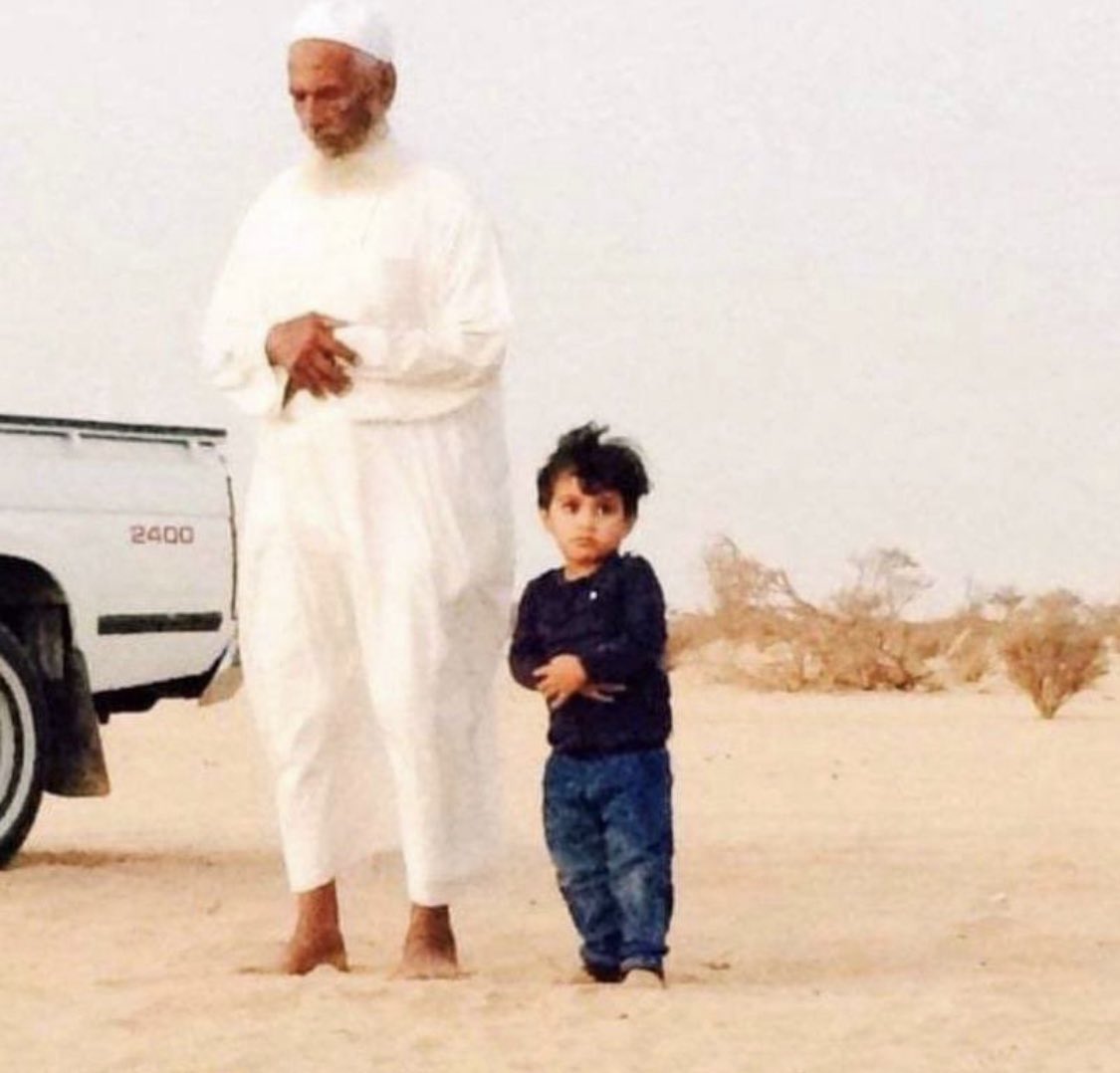 ei7lli's tweet photo. '

من رافق الشـايب خذا منهج العود
و يـاا طيب راسه يوم سوى سواته

لو يلتفت للخلف مـا جاه منقود
اهم شي صغير صلى صّـلاته

همه يروح البر و يقابـَل الذود  
طرات شايب و عتبرهـاا طراتِه . https://t.co/VpkJgTdhWG