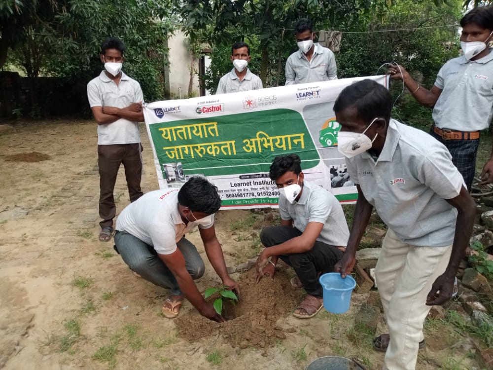 LearnetSkills's tweet photo. Catch some glimpses of the activities conducted under #SarthiMitra, a #CSR project by @Castrol_India. Along with the skills imparted, we also ensured that truck drivers get vaccinated against #COVID19 for their protection.
#SkillIndia #Skill4Jobs #SkillforHealthyIndia https://t.co/LXzwyaafOV