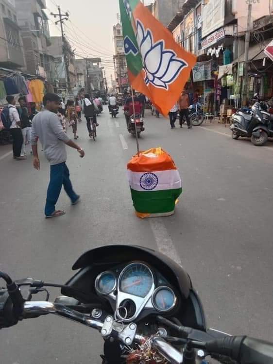 PRADIPK18846488's tweet photo. अब ये कौन सी देश भक्ति है कि तिरंगे को निचे और एक पार्टी के झंडे को ऊपर ।  बहुत ही निंदनीय है।@yadavakhilesh @RJDforIndia @PMOIndia @INCIndia @AamAadmiParty https://t.co/ERcAp0T3FX