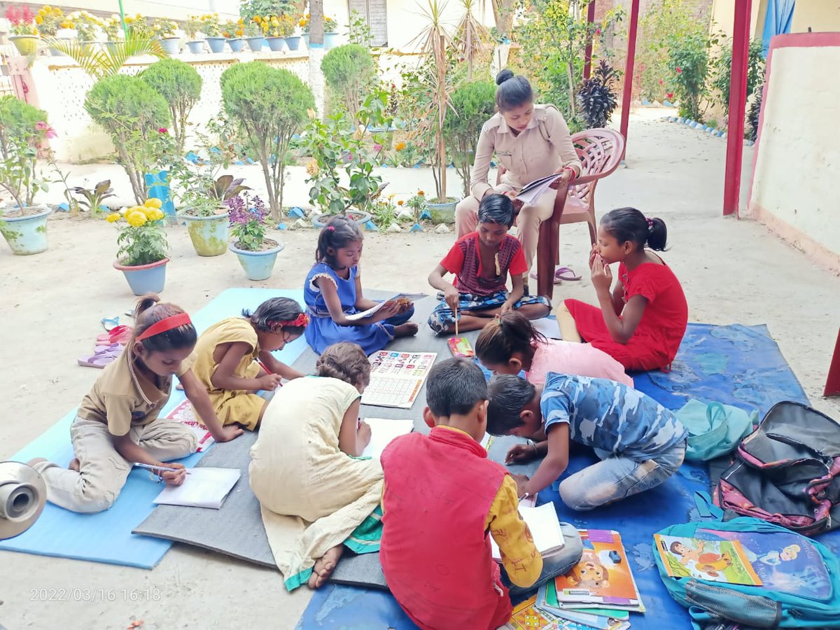 SiliguriGRP's tweet photo. *Winners Education Classes* 
Community policing initiative taken by SILIGURI GRP. 
  Dalkhola GRPS conducted basic education classes for the underprivileged children of Dalkhola R/S area in order to nourish them through education in a regular manner and build their confidence. https://t.co/OXK1Clm8of
