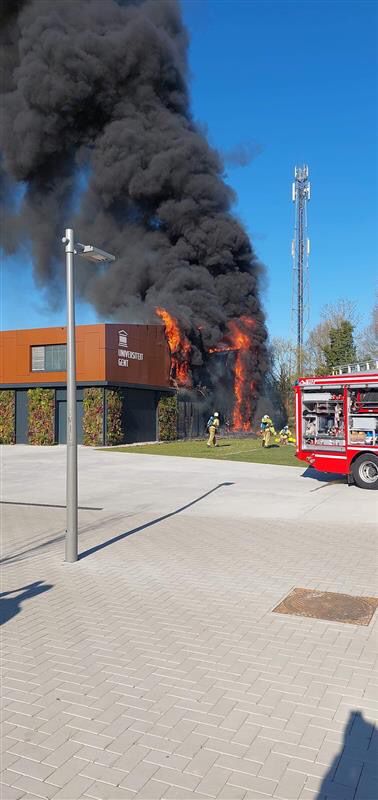 ugent's tweet image. Op 18 maart woedde een hevige brand aan het gebouw van VEG-i-TEC. Gelukkig blijft de schade beperkt tot de buitenkant. De productielijnen bleven gespaard, en de rook- en waterschade blijkt mee te vallen. VEG-i-TEC zal zijn werkzaamheden dus snel weer kunnen opstarten.