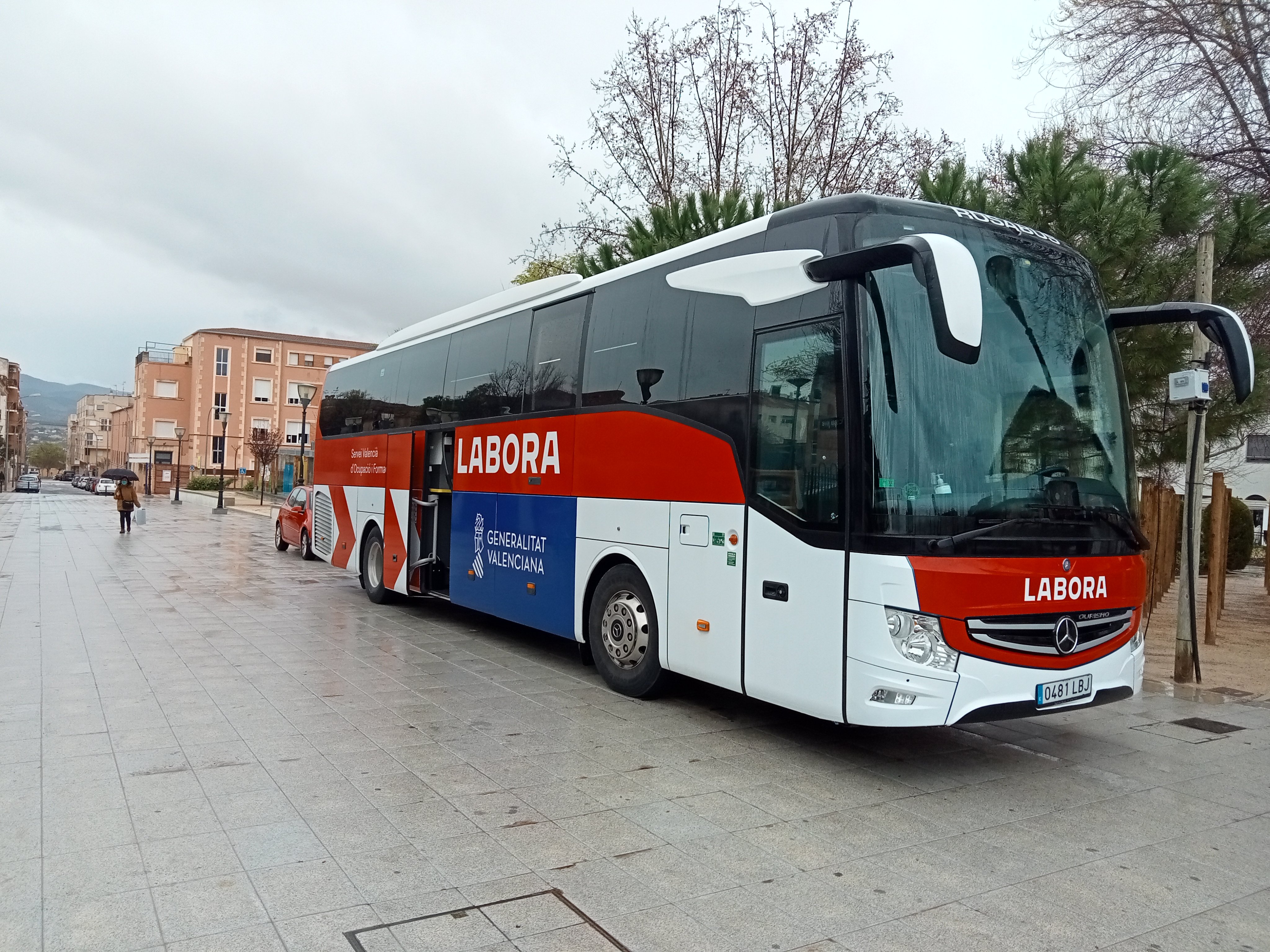 El autobús de LABORA en una plaza de Castalla.