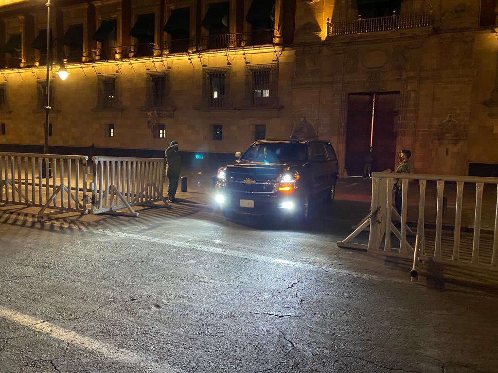 El_Universal_Mx's tweet photo. En punto de las 5:05 de la mañana de este lunes 21 de marzo, el presidente, Andrés Manuel López Obrador salió de Palacio Nacional rumbo al Aeropuerto Internacional Felipe Ángeles. https://t.co/ksCWEN92sE