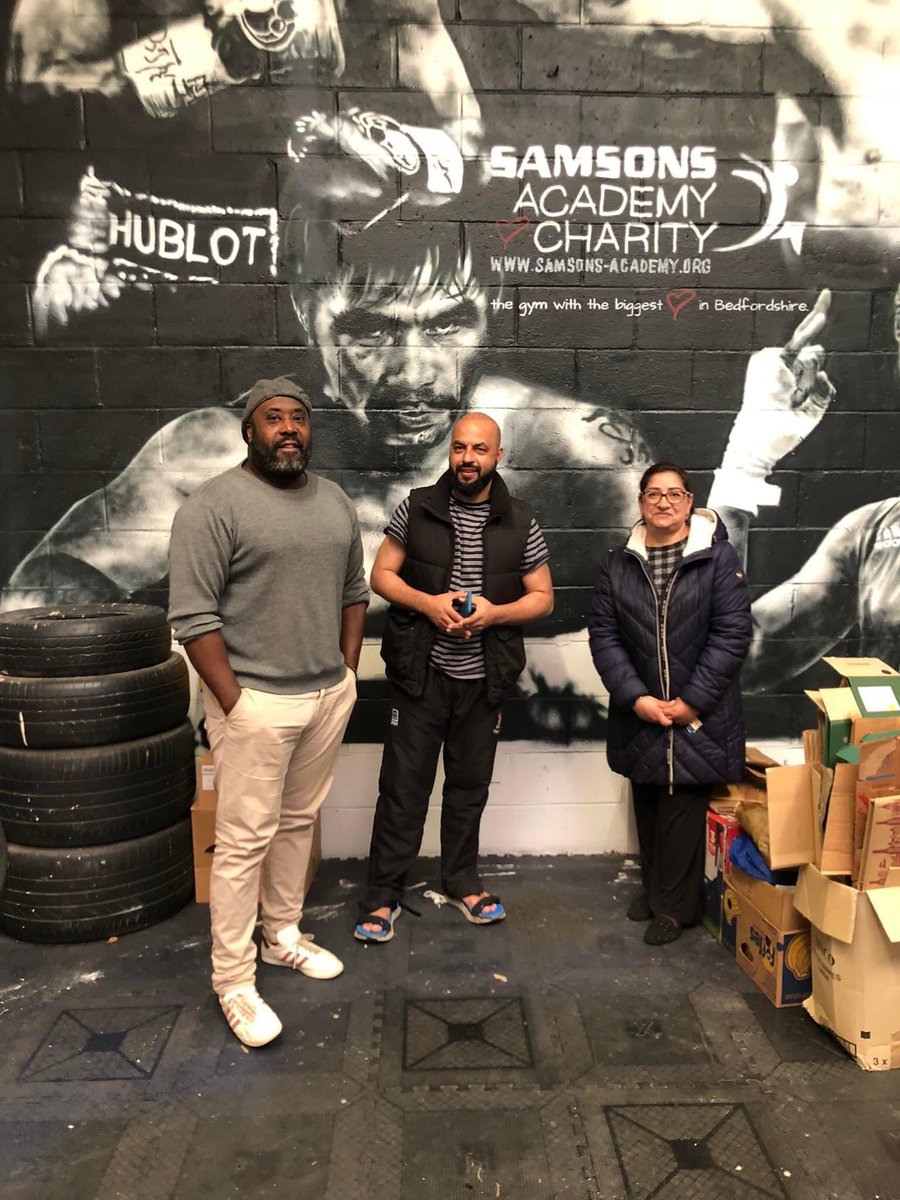 An early morning start arranging furniture collections for some of the Afghan refugees in need in Bedfordshire. We are still in serious need of bedding!! Singles sheets, quilts and covers as well as double bedding sets. 

Please donate new bedding if you can ❤️ #RefugeesWelcome