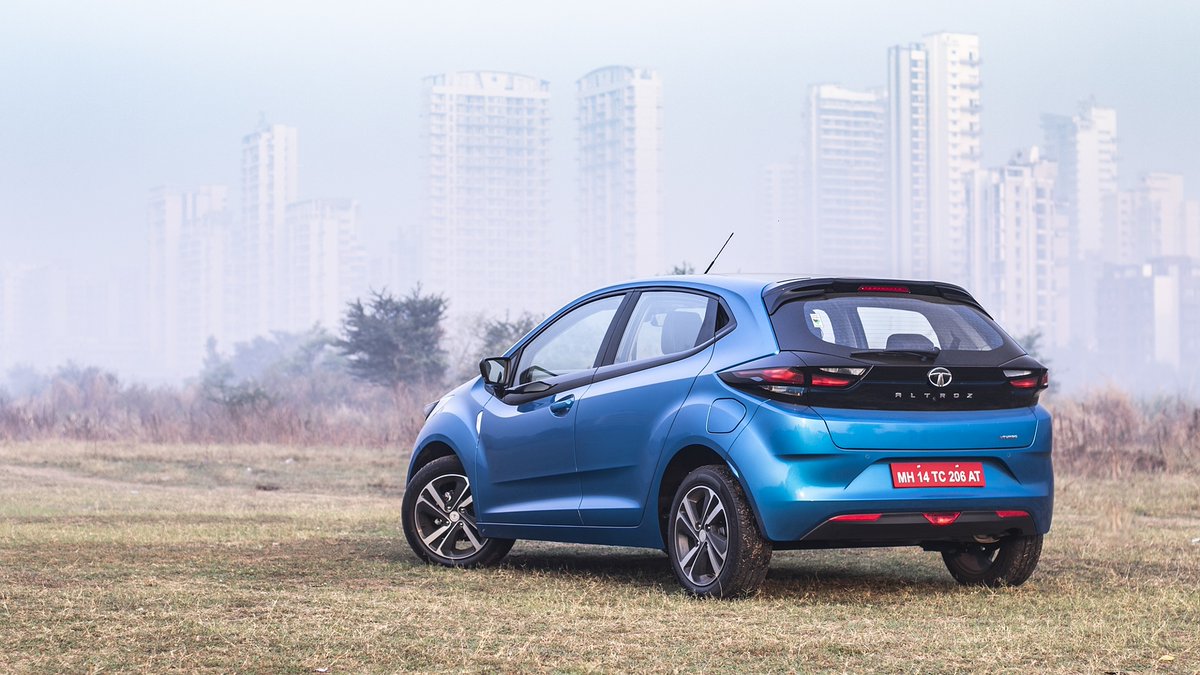 CarWale's tweet photo. With the launch of the #TataAltroz Automatic, the Indian carmaker has also discreetly hiked the ex-showroom prices of the hatchback. The variants on offer include XE, XE+, XM+, XT, XZ, and XZ+. 
Know more: https://t.co/SDg3BP2dGa

#CWNews #AltrozAutomatic #Altroz #TataCars #Cars https://t.co/xcPMRq282I