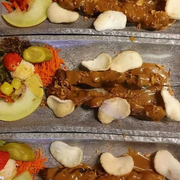 Maandag!
Een nieuwe week is begonnen! Bij ons is het vandaag "Satédag"! 
Heerlijke kip of haassate met patat/gebakken aardappelen, rauwkost, pindasaus, gefrituurde uitjes en kroepoek voor maar €9,95!
Zien wij u vanavond in ons gezellige restaurant?
Fijne maandag🙋🏼‍♂️ #Waddinxveen