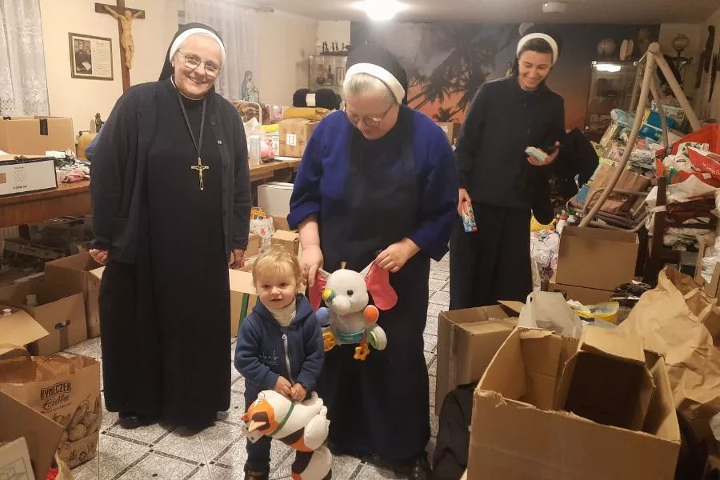 Almost 1,000 Catholic convents in Poland are helping thousands of refugees fleeing the violence. The sisters provide refugees with spiritual, psychological, medical, and material assistance. 
bit.ly/3JeBS7h