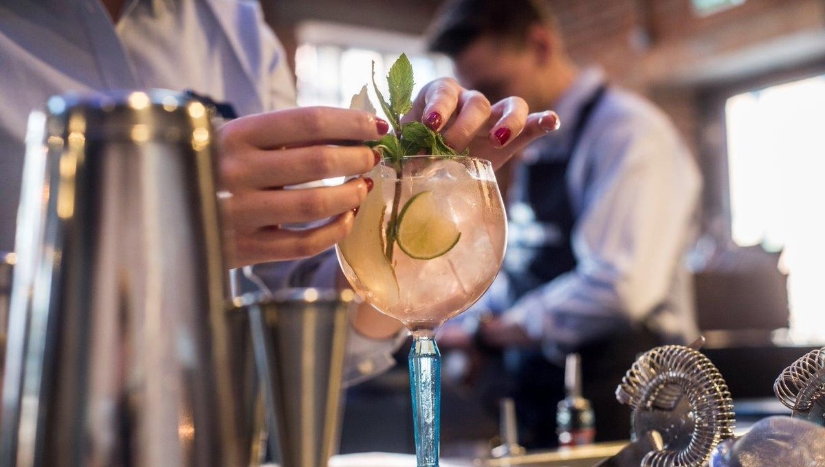 homeofbombay's tweet image. As of 1st April 2022, the Bombay Sapphire Distillery will no longer accept cash payments. When visiting us, payment can be made using all major credit and debit cards as well as Apple Pay and Google Pay. #BombayDistillery #BombaySapphire #VisitHampshire #DistilleryTours #Gin