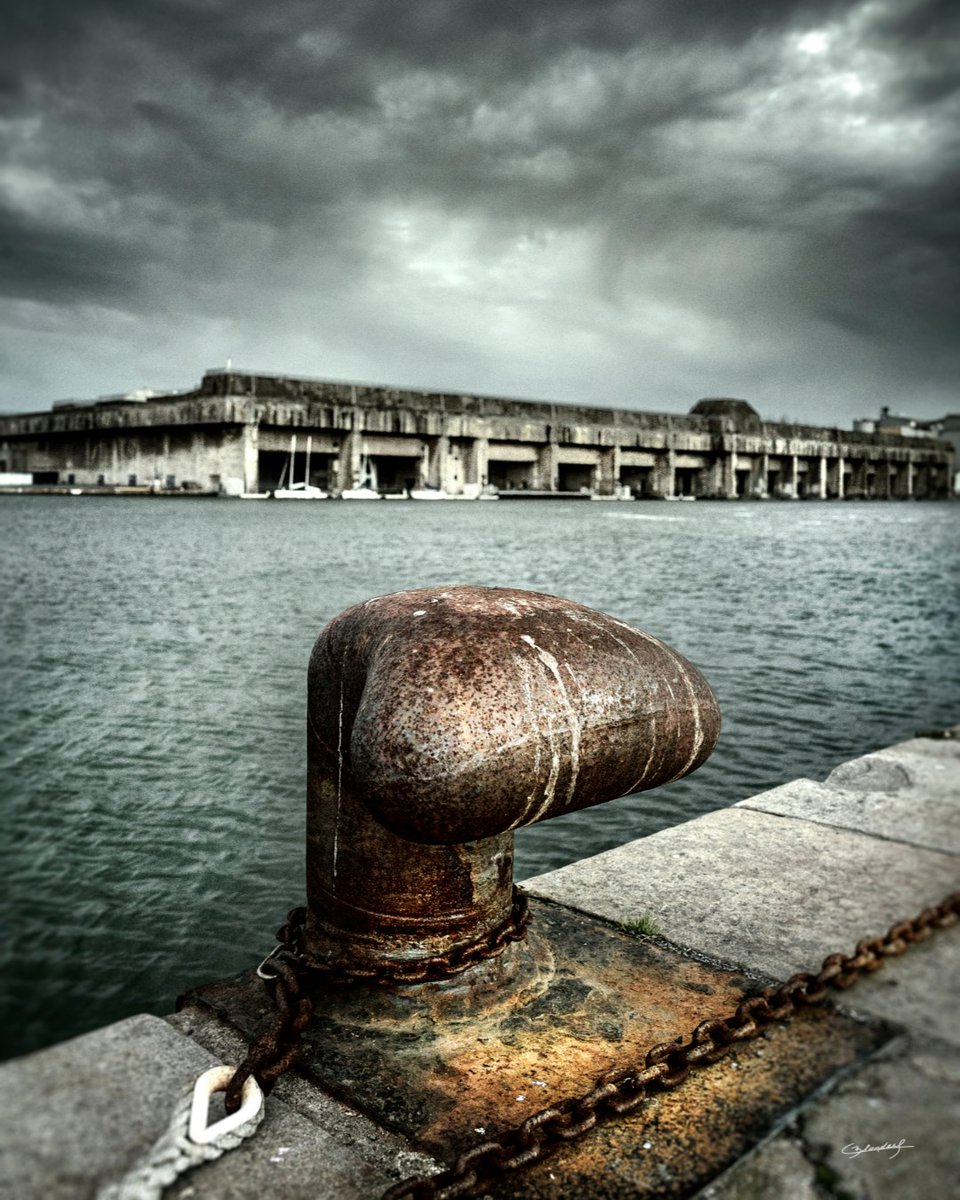 Face à la base sous-marine de Saint-Nazaire avant l'orage. Tirage désormais disponible à la boutique de créateur Pas Que Beau au format A3 #labaule #pornichet #guerande #lepouliguen #loireatlantique #saintnazaire