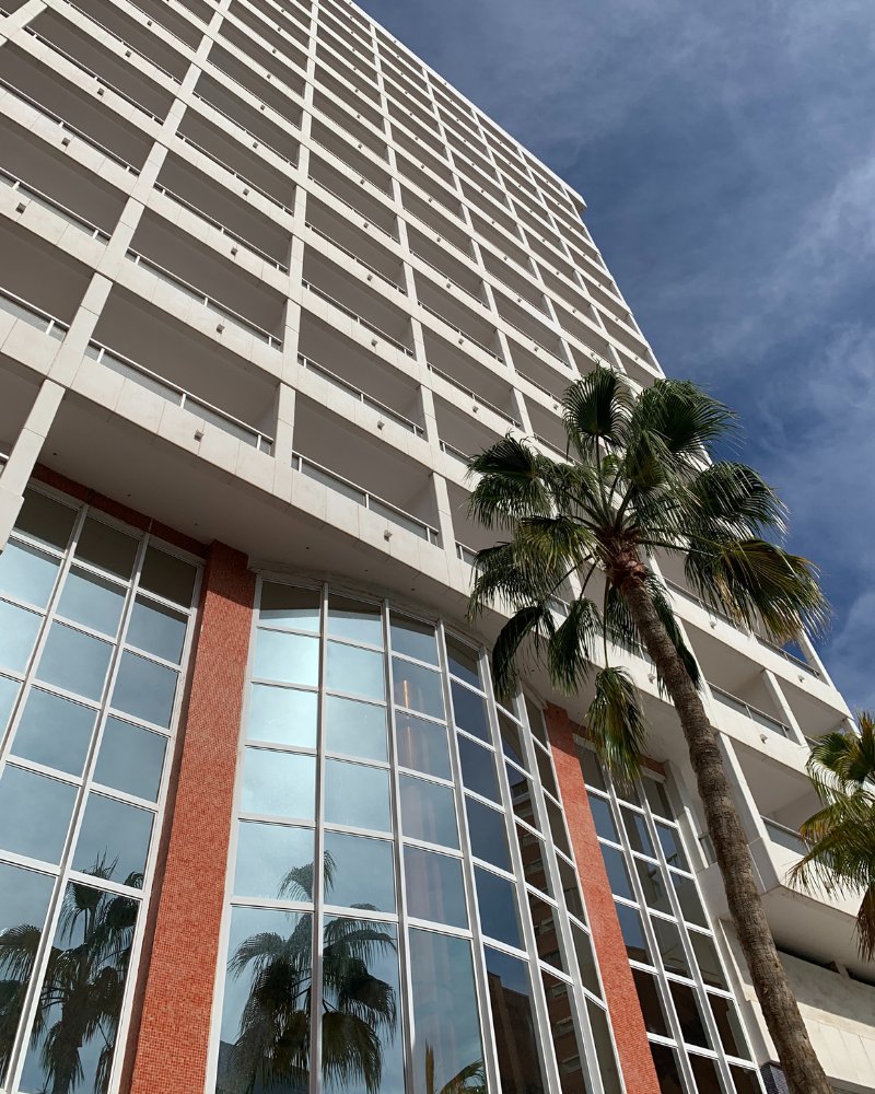 Seguro que has pasado más de unas vacaciones hospedado en él, pero ¿sabrías decir qué hotel es? 🏨

Surely you have spent more than one vacation staying there, but could you tell which hotel is it? 🏨