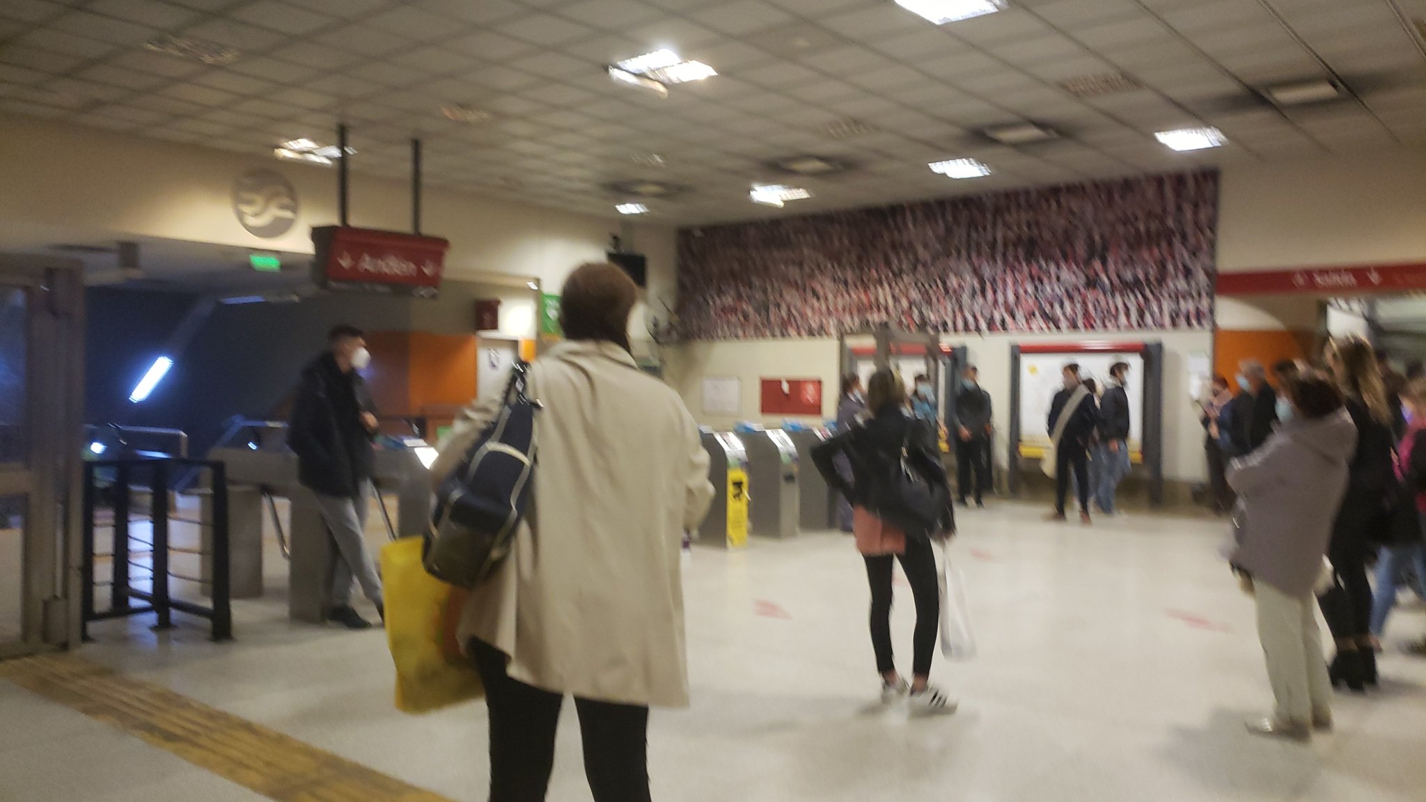 Caos en la Línea B de Subtes: los pasajeros quedaron encerrados por un corte de luz