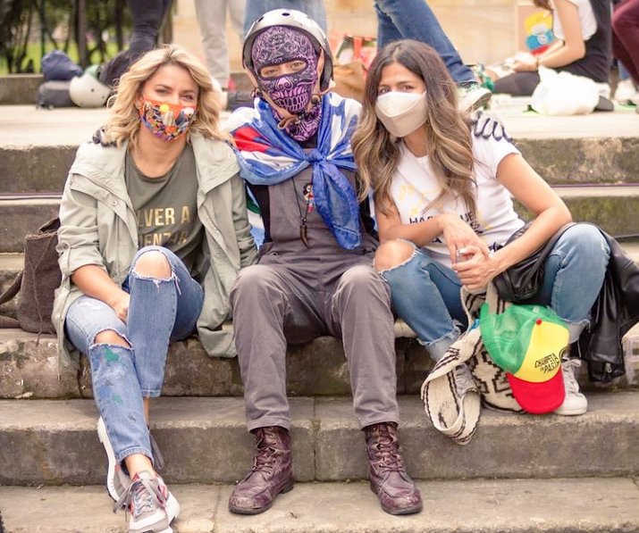 bettycriticonaa's tweet photo. DATO || La de capucha blanca que irrumpió en la CatedraI se hace llamar "Simona", hace parte de la primera Iíneə y es amiga de Julián Román, Santiago Alarcón y Adriana Lucía.
¿Cómo la ven? https://t.co/MYW1OBgxPO