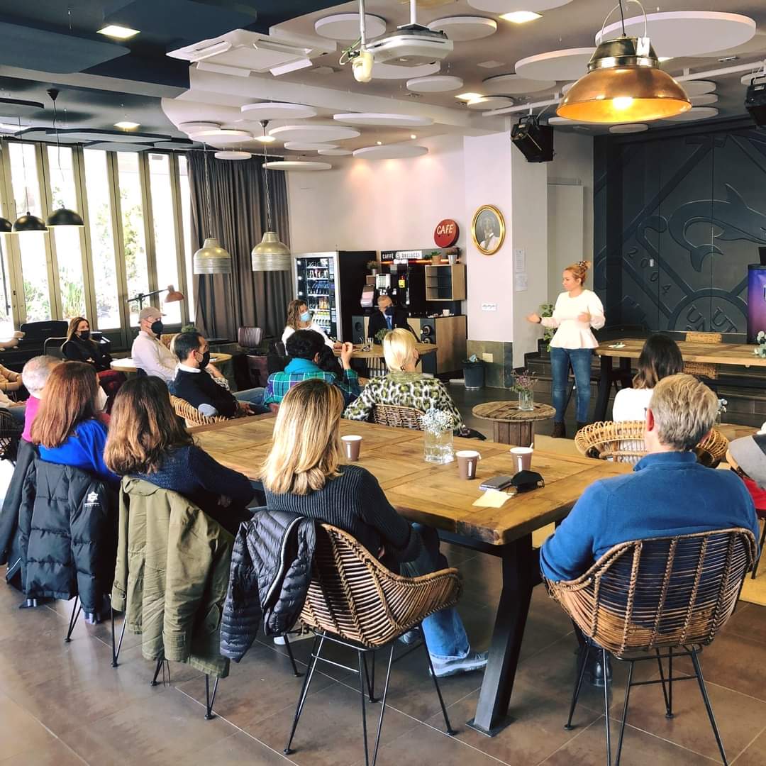 La Directora de Prevención, Virginia, asistió a una sesión familiar en Colegio Internacional Torrequebrada donde se abordaron métodos sobre buen uso de las #TICs. Agradecemos que hayan decidido contar con nuestra experiencia para impartir esta sesión dirigida a madres y padres.