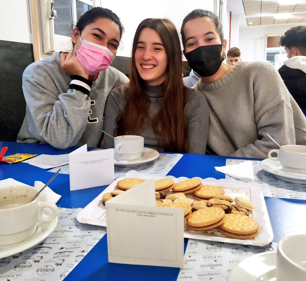 ANA195427's tweet photo. Los alumnos de 2do de bachillerato en @fecnscz han desayunado hoy con #Nietzsche Tenían 50 preguntas sobre el autor para responder en buena compañía. Y es que ya decía Nietzsche "Cuando se tienen muchas cosas que meter en él, el día tiene cien bolsillos". #filosofos #bachillerato https://t.co/0uqBinbzTO