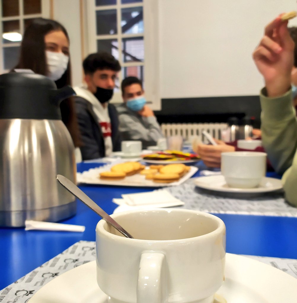 Los alumnos de 2do de bachillerato en <a href="/fecnscz/">Colegio FEC Ntra. Sra. del Carmen - Carmelitas</a> han desayunado hoy con #Nietzsche Tenían 50 preguntas sobre el autor para responder en buena compañía. Y es que ya decía Nietzsche "Cuando se tienen muchas cosas que meter en él, el día tiene cien bolsillos". #filosofos #bachillerato