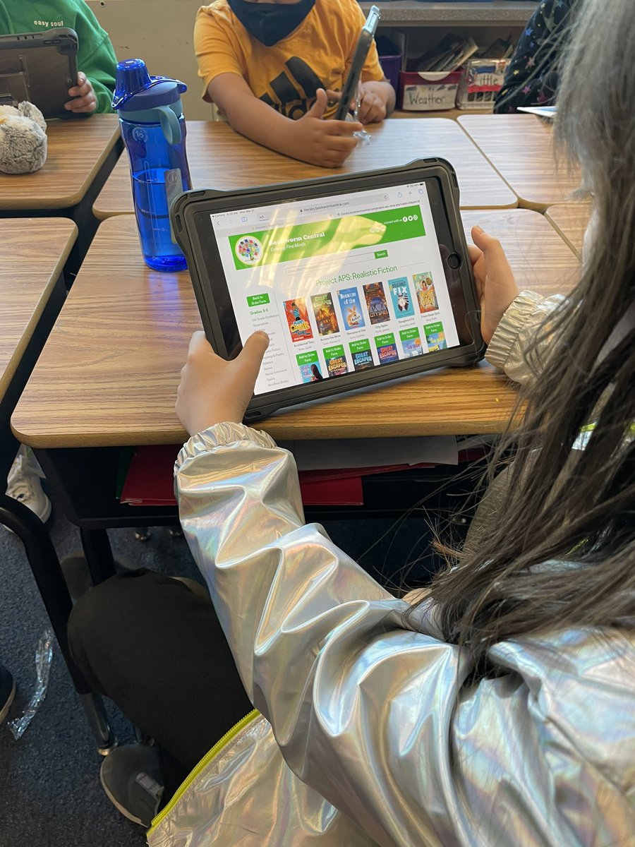 MrShieldsAPS's tweet photo. #CarlinSpringsCardinals choosing their @APSTitleI #SummerMailboxBooks! Thanks to our partner @BookwormCentral ! #WeAreBookworms https://t.co/mqXfZv3KCf