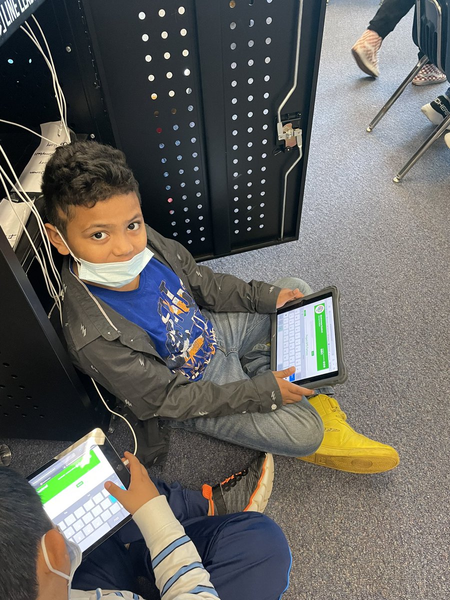 MrShieldsAPS's tweet photo. #CarlinSpringsCardinals choosing their @APSTitleI #SummerMailboxBooks! Thanks to our partner @BookwormCentral ! #WeAreBookworms https://t.co/mqXfZv3KCf