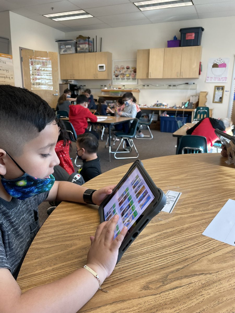 MrShieldsAPS's tweet photo. #CarlinSpringsCardinals choosing their @APSTitleI #SummerMailboxBooks! Thanks to our partner @BookwormCentral ! #WeAreBookworms https://t.co/mqXfZv3KCf