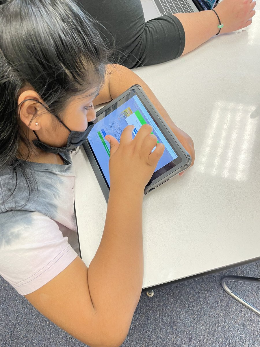 #CarlinSpringsCardinals choosing their <a href="/APSTitleI/">APS Title I</a> #SummerMailboxBooks! Thanks to our partner <a href="/BookwormCentral/">Bookworm Central</a> ! #WeAreBookworms