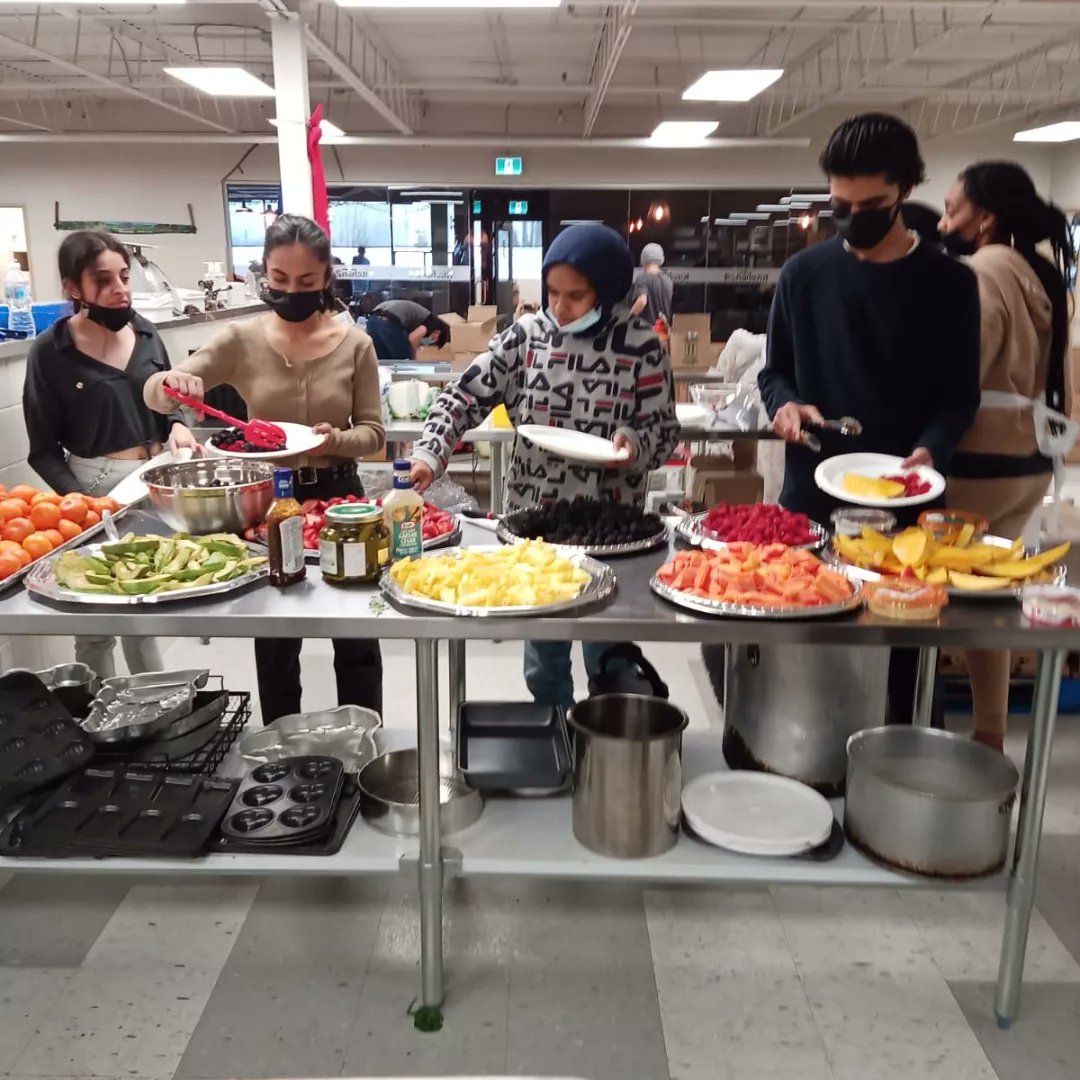 We are so blessed to be able to feed all the volunteers from @bccctoronto @collectivegroup2030 @islingtoncomittee @tandridgeccg @healingtheleaders  <a href="/kitchen24_/">Kitchen24</a>  volunteers. When you've been packaging over thousands food hamper to reach the community, you need to eat good. 🍃🍃