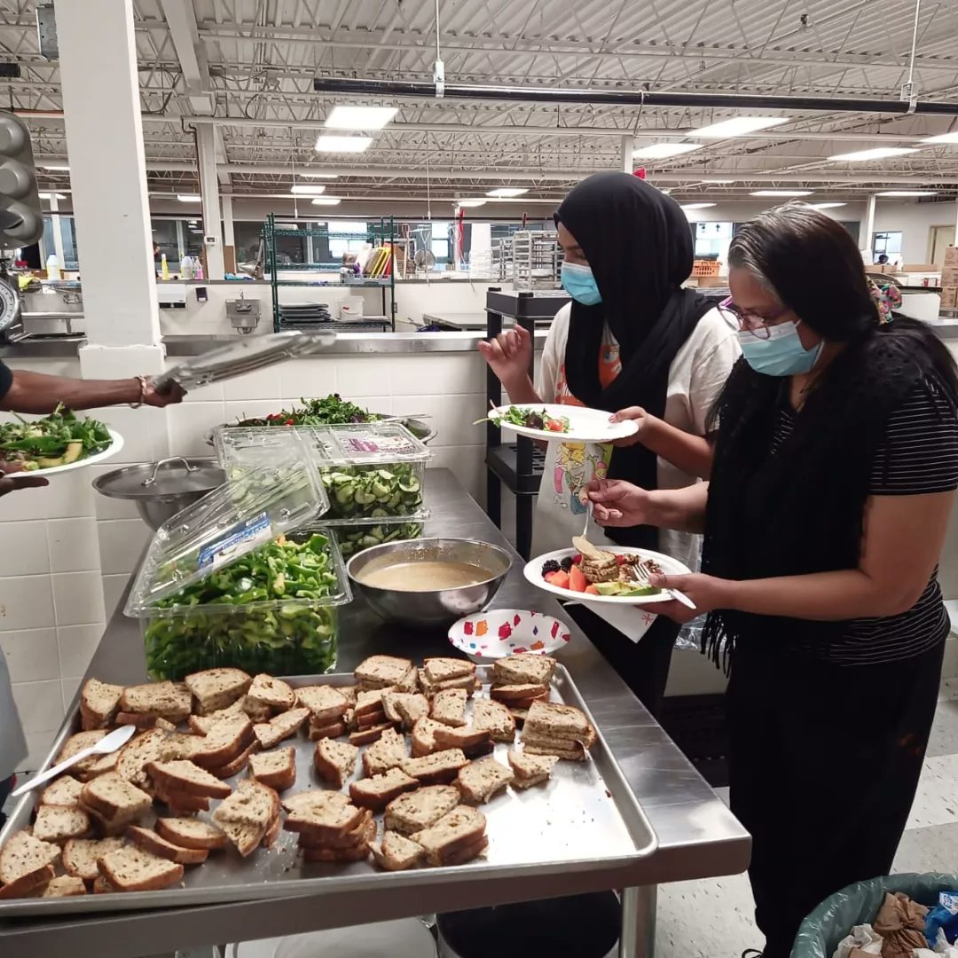 BlackfarmersT's tweet photo. We are so blessed to be able to feed all the volunteers from @bccctoronto @collectivegroup2030 @islingtoncomittee @tandridgeccg @healingtheleaders  @kitchen24_  volunteers. When you've been packaging over thousands food hamper to reach the community, you need to eat good. 🍃🍃 https://t.co/5no3pi76LX