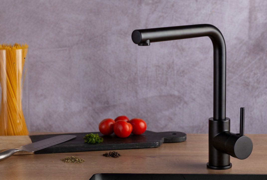 Elegante, moderno, práctico, funcional y sostenible son algunos de los adjetivos definen a este grifo monomando de fregadera de Griferías Borrás. 

Un grifo con cartucho cerámico 2 Step y apertura agua fría fabricado en acabado negro mate.