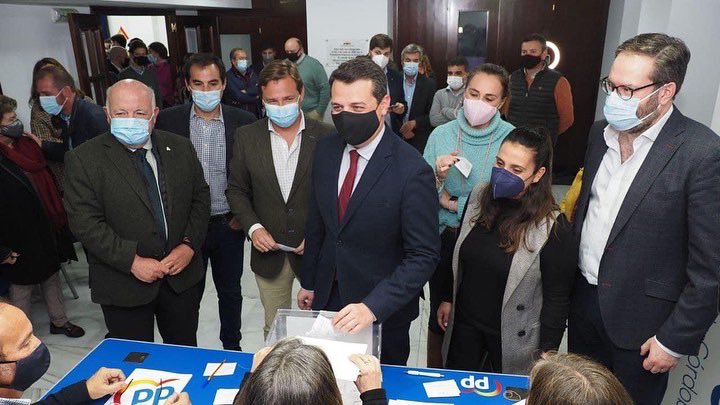 🗳 El alcalde de #Cordoba <a href="/jmbellidoroche/">José Maria Bellido</a> también participa en la votación con una sede de Populares de Córdoba repleta de afiliados 

El futuro de #España 🇪🇸 pasa por el futuro del <a href="/populares/">life</a> 

#Preparados para sacar a Sánchez de La Moncloa

#XXCongresoNacional
<a href="/ppandaluz/">PP de Andalucía</a> 💙