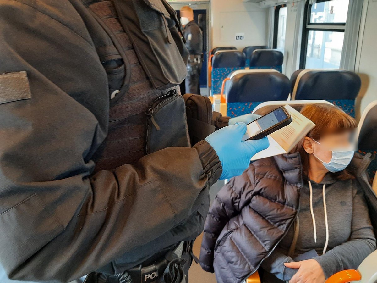 bpol_by's tweet photo. #Bundespolizei #Waldmünchen: Bei der #Einreise von #Kriegsvertriebenen aus der #Ukraine 🇺🇦 nach #Deutschland 🇩🇪 erfolgt grundsätzlich ein Abgleich der Personalien mit dem #polizeilichen #Fahndungssystem. *DM https://t.co/g5pEvpfsDk