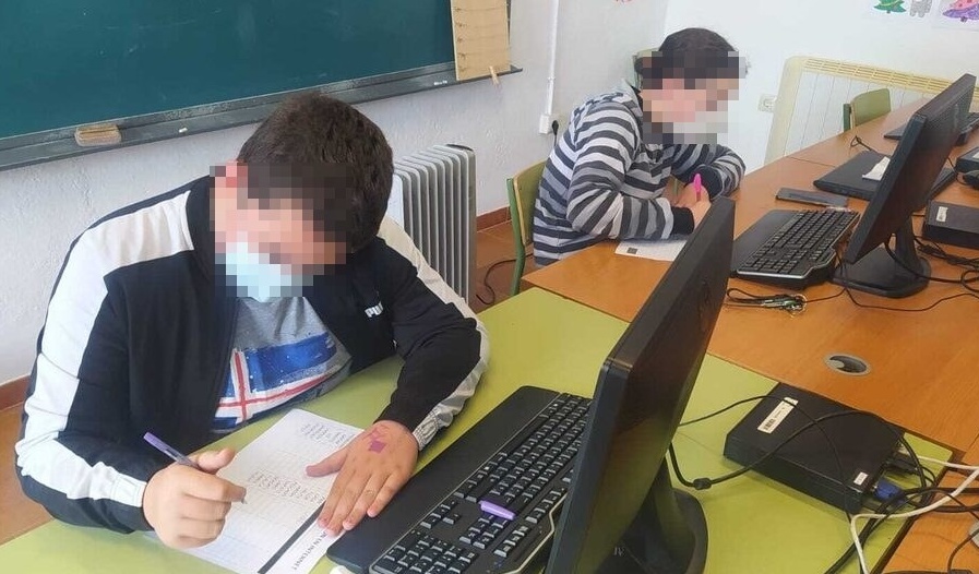 PicenaVuela's tweet photo. 👉Hoy hemos repasado con estudiantes de #primaria los sinónimos, antónimos, palabras semánticas y derivadas mediante la búsqueda de #información en #Internet 📓✏️💻

#GuadalinfoPicena #Guadalinfo #repaso #escolar #primaria #lengua https://t.co/KkfipEOakf