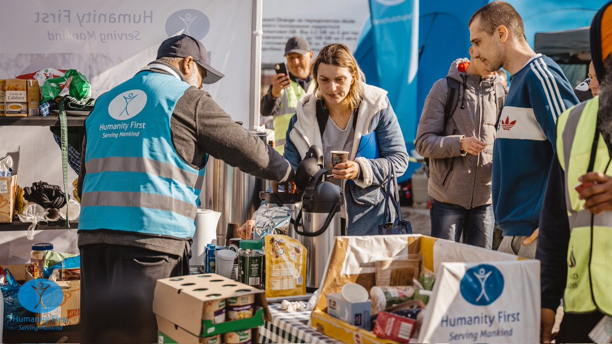 HumanityFirstDE's tweet photo. As thousands of Ukrainian refugees continue to cross the border to Poland, we provide help to those blameless souls, who are victims of their circumstances. #Medyka https://t.co/LQGezjUw6A