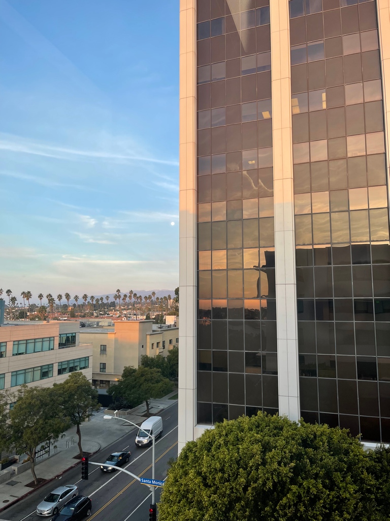 SantaMonicaOMS's tweet photo. Happy Monday! Here are some views from our office during golden hour 🤩 https://t.co/y4VWo9kyfZ