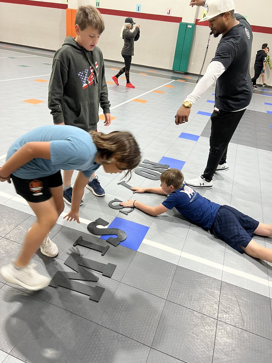 Loved working with <a href="/thedaryljones/">Daryl Jones</a> today! Ss learned how to work together, develop their DREAM, and become leaders! <a href="/ParkwayBulldogs/">Magnolia Parkway</a> @mathandsofourth <a href="/EnsleySalli/">Salli Ensley</a> @mrsdouglasmpes @MrsPasketMPES