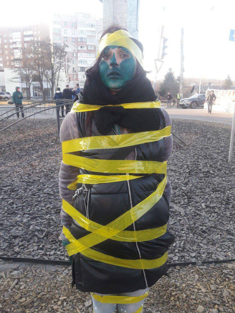 Sentletse's tweet photo. The Roma people being humiliated by Zelensky’s Neo-Nazis in Lviv. 

Denazification must be intensified. https://t.co/DcUpeBsPNe