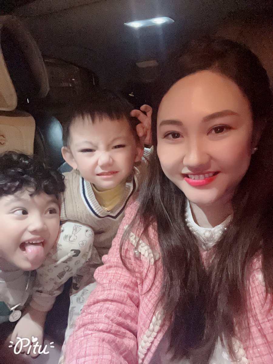 Thanh xuân giống như cơn mưa rào vậy
 Chớp mắt 1 cái … đã bổ máy 3 con 😅😅😅