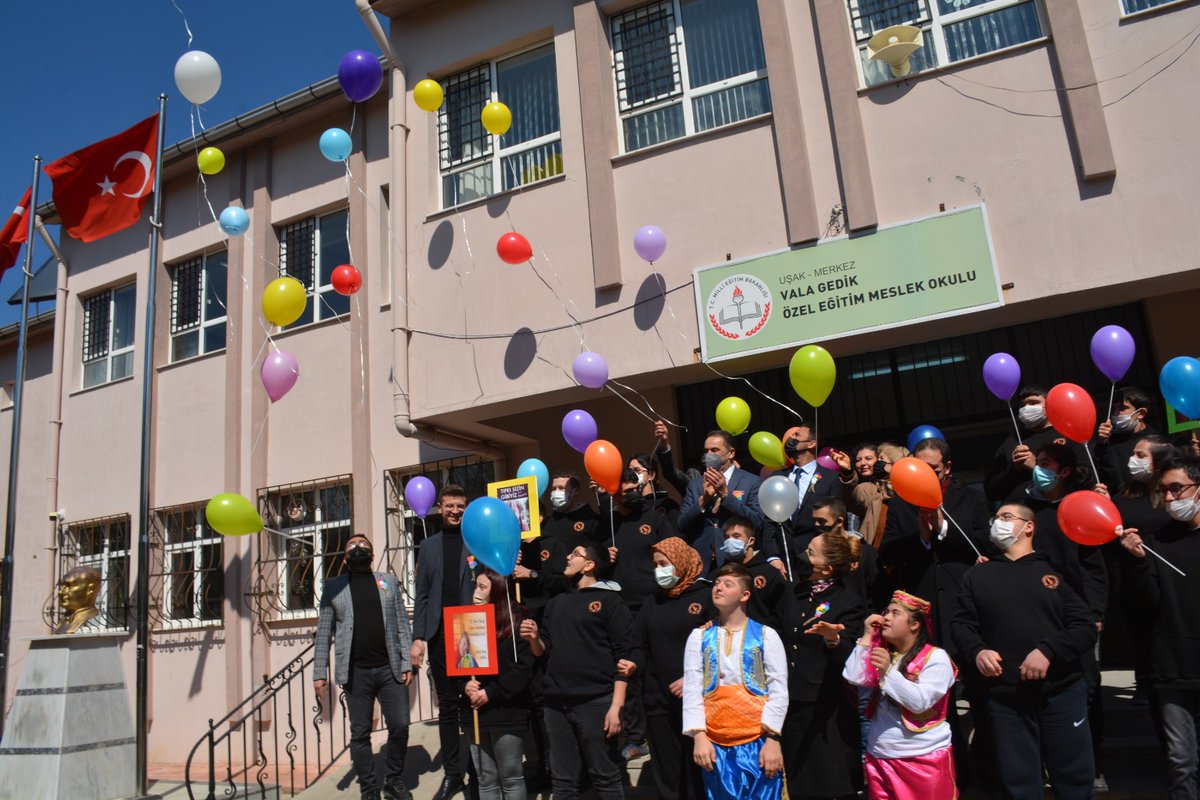 usakilmem's tweet photo. Valimiz Sayın Funda Kocabıyık, #21Mart #DownSendromuFarkındalıkGünü kapsamında Vala Gedik Özel Eğitim Meslek Okulumuzu ziyaret ettiler.

@tcmeb @blentsahin07 https://t.co/xXvlEwjVBU