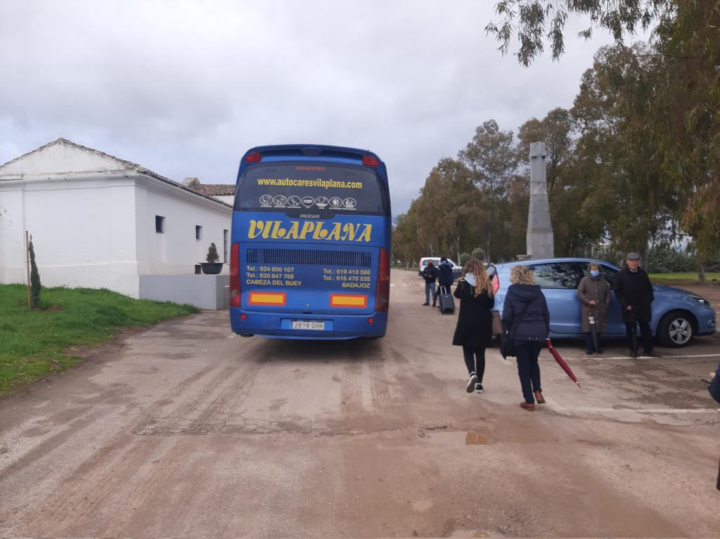 61chema's tweet photo. Ahora llega un autobús por nosotros. No queda claro dónde nos llevan. La aventura continúa @Renfe https://t.co/LKsQRSx7GB