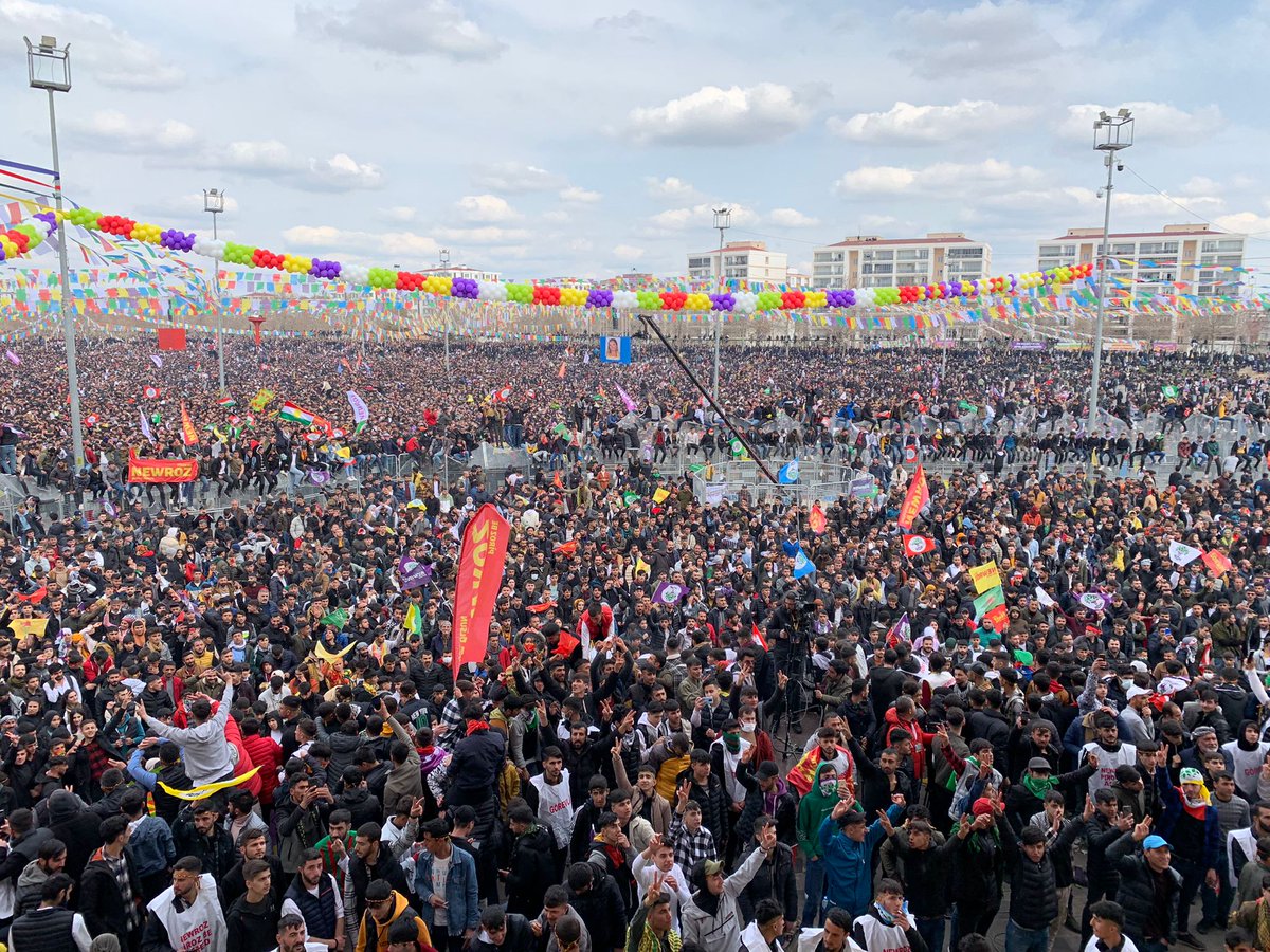 #Amed başta olmak üzere kurtler yaralarını sarmış
tekrar o eski görkemli direnişler sehildanlar bizi bekler
Bijî #Amed #BijiNewroz