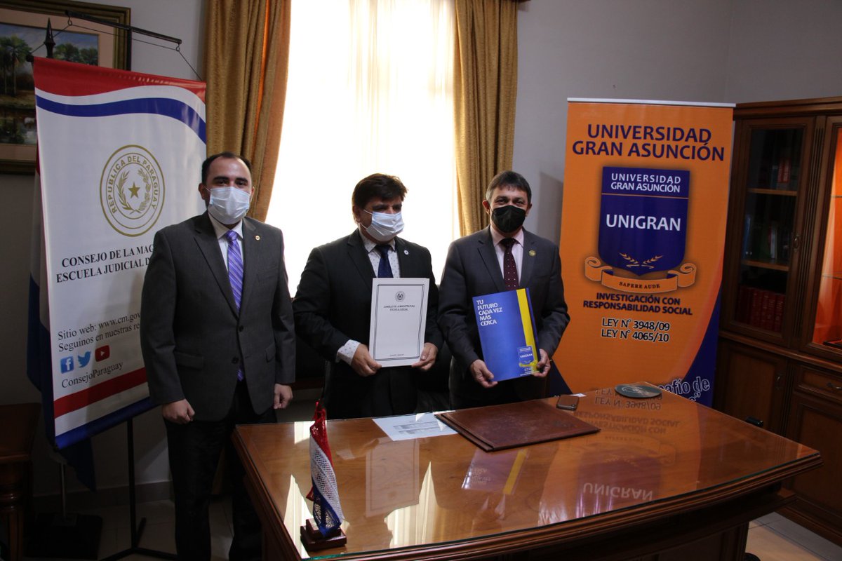 ConsejoParaguay's tweet photo. 1/1 El Pdte. del Consejo de la Magistratura @OscarPaciello acompañado del Miembro @JorgeBogarinPY en la firma de convenio de cooperación técnica, científica, académica y cultural entre el #CM con la Univ. Gran Asunción @UNIGRANpy representado por su Rector Abg. Juan Denis Pintos. https://t.co/muFNiTTWvn