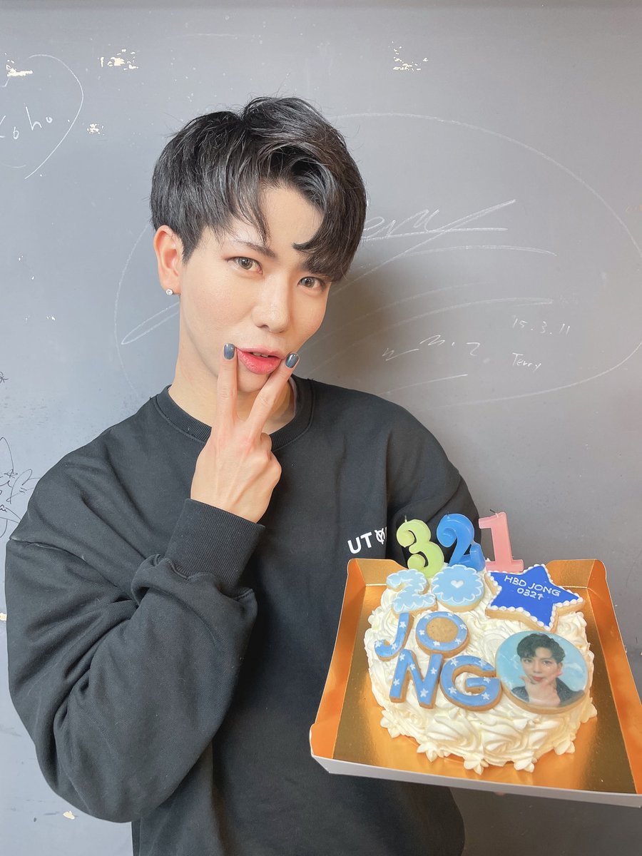 shu_jong_star's tweet photo. 本日誕生日迎えました！
たくさんのお祝いありがとうございます！
メッセージも読ませて頂きました
LIVEも沢山の人で盛り上がってくれてマジ感謝🐶

いい一年になりそうです！
これからも宜しくね⭐️
#Happy_Jong_Shuya_Day https://t.co/b8N22i1LbE
