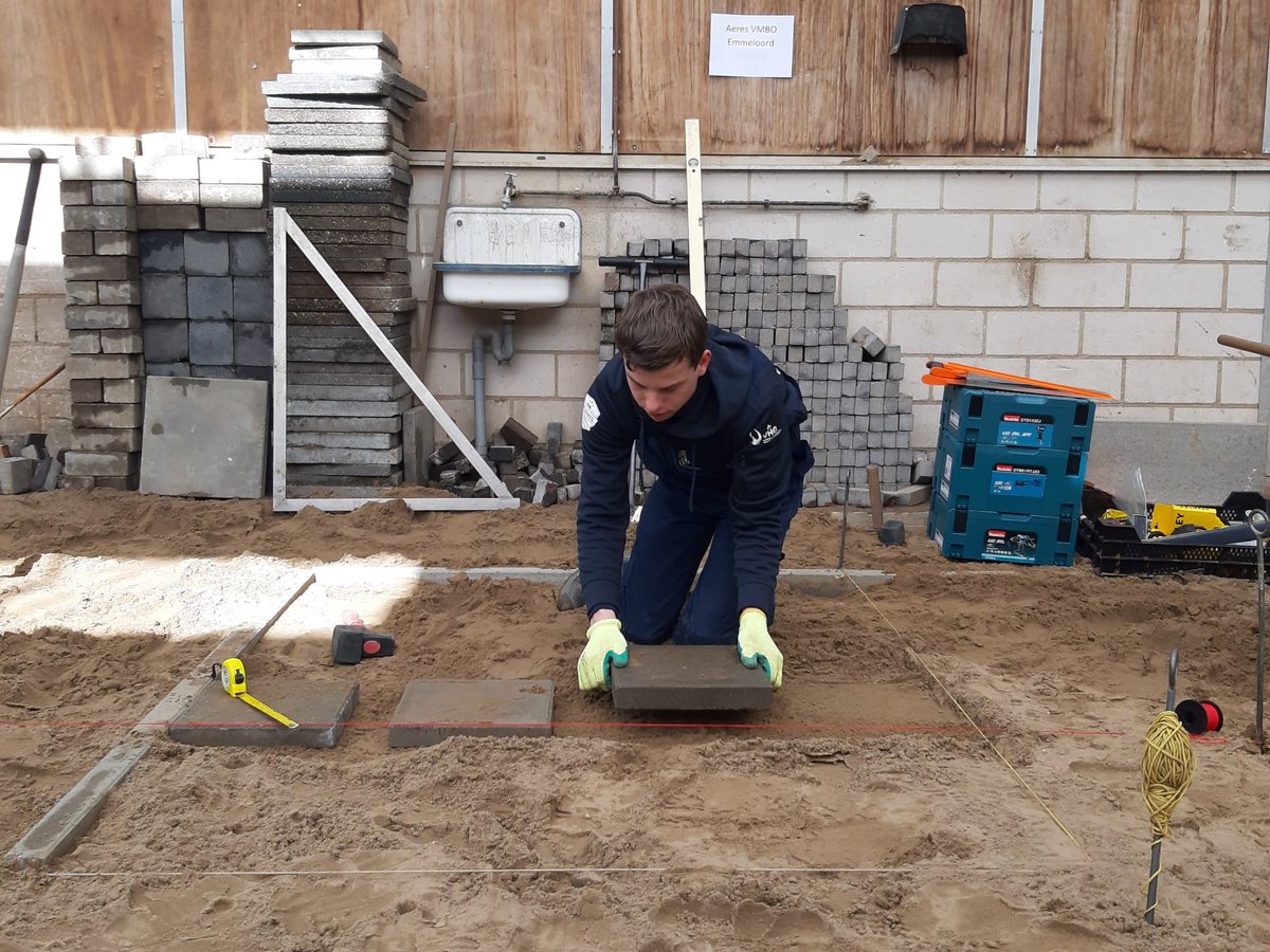 AeresEmmeloord's tweet photo. YES! Onze vmbo-leerlingen Maarten &amp; Tromp zijn eerste geworden bij Skills Talents kwalificatie Tuinontwerp &amp; -aanleg. Onwijs goed gedaan! Naast ontwerp &amp; aanleg werd ook gekeken naar veilig, gezond werken en plannen. Op naar de finale op donderdag 31 maart, heel veel succes! 💪🍀 https://t.co/NUoPcdeoX4