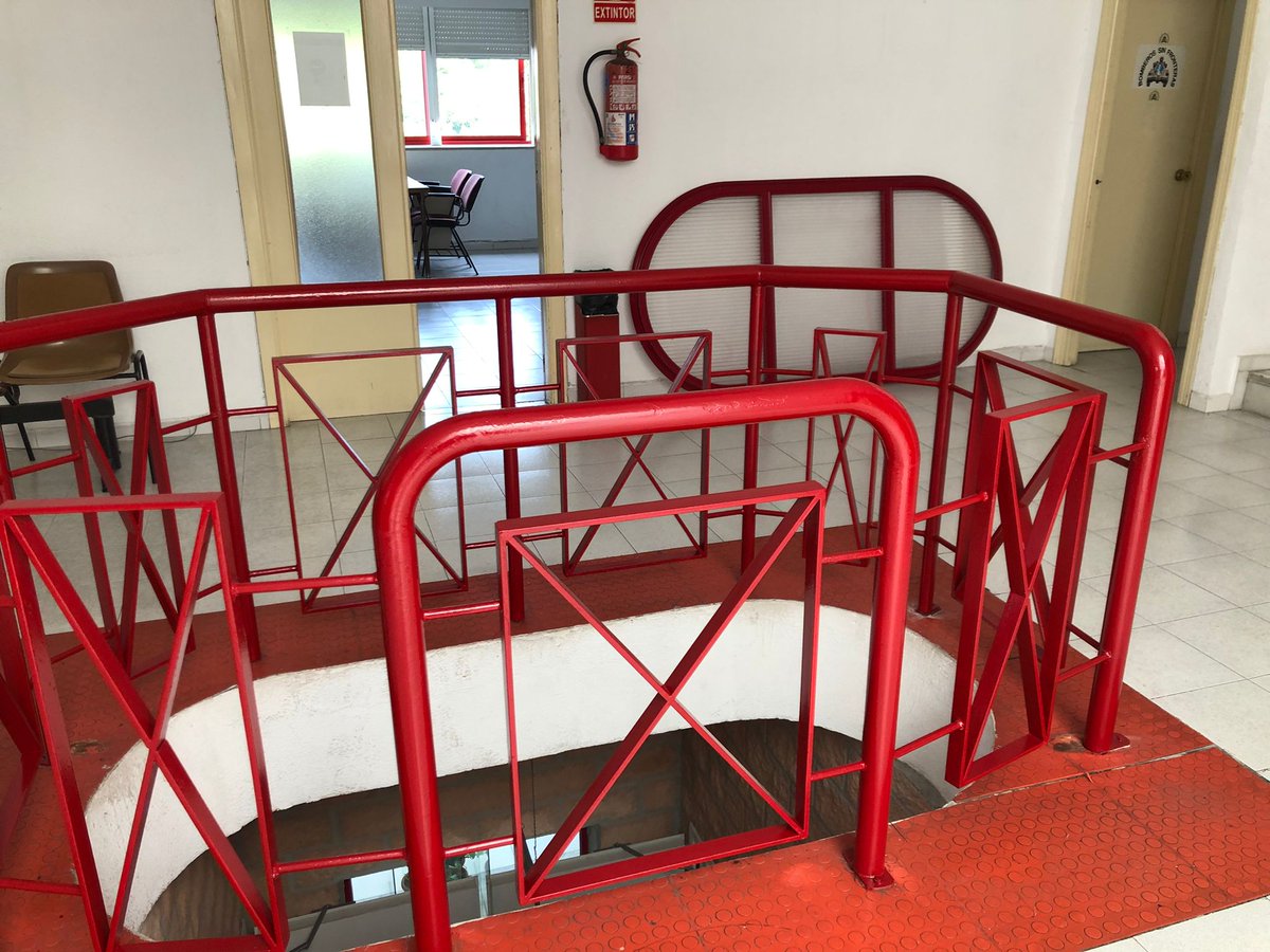 encierrobombmlg's tweet photo. Nuestro gozo en un pozo 🤣🤣🤣

El aire que entra cuando las puertas del parque están abierta las levanta, y ante el riesgo de que se cuelen por el orificio y maten a alguien que pase por debajo, ha habido que retirarlas.

https://t.co/SlFppjDUne https://t.co/Q7kXFnzdWw