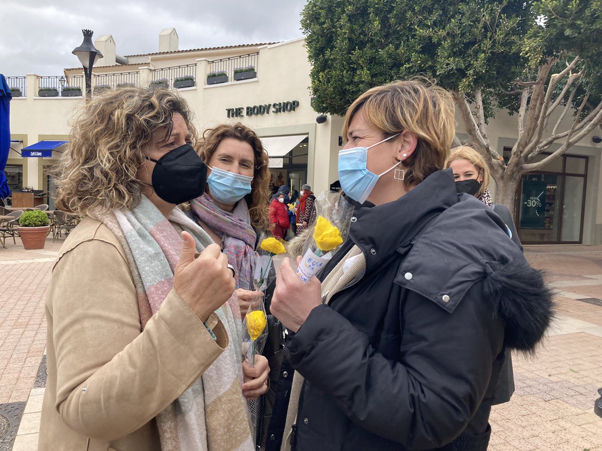 FELIB_info's tweet photo. La secretària general de la FELIB, @NeusSerra1 celebra amb #Asnimo i #MallorcaFasionOutlet el #DiaMundialSindromeDown on el #GràciesPerTant ha estat el lema escollit després de dos anys de pandèmia, 
Gràcies a vosaltres! https://t.co/HMXCe3Jxq8
