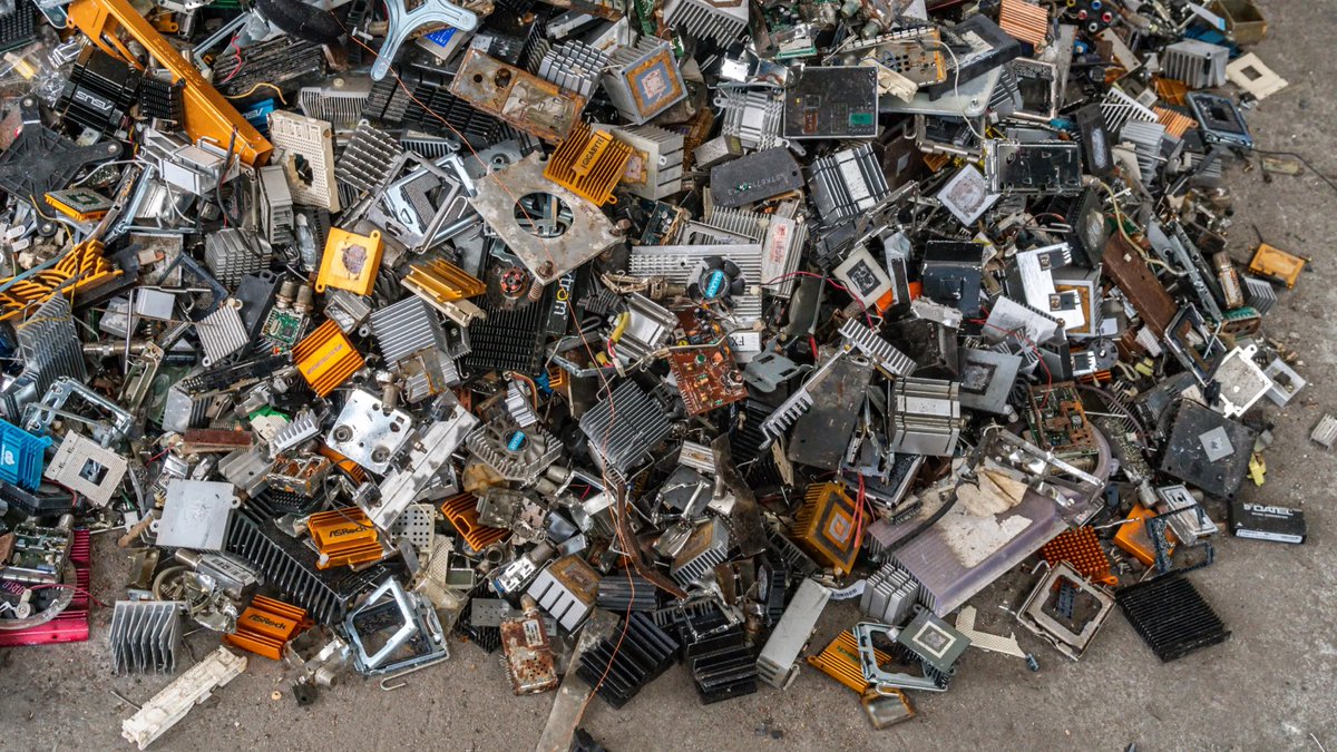 Managing waste in an environmentally sound manner is a cornerstone of #EUGreenDeal.
Looking at recycling of 'End-of-Life' products (electric & electronic equipment), in 2018, #copper recycling rate in Europe reached almost 50%. #WasteFrameworkDirective #WasteShipmentRegulation