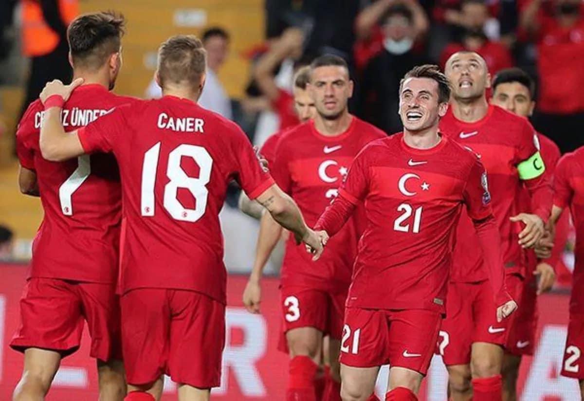 Galatasaray_FR_'s tweet photo. 🇹🇷 C’est l’heure de la trêve internationale. Nous avons un match d’une importance capitale jeudi face au Portugal et on espère que les gars répondrons présents.

𝑻𝒐𝒖𝒔 𝒅𝒆𝒓𝒓𝒊𝒆𝒓𝒆 𝒏𝒐𝒕𝒓𝒆 𝒏𝒂𝒕𝒊𝒐𝒏, 𝑯𝑨𝒀𝑫𝑰 𝑻𝑼𝑹𝑲𝑰𝒀𝑬 ! 💪 https://t.co/CZLh0AtQOa